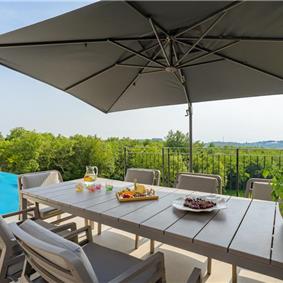 Luxury 4-Bedroom Villa with generous sized Infinity Pool near Buje, Istria. Sleeps 8